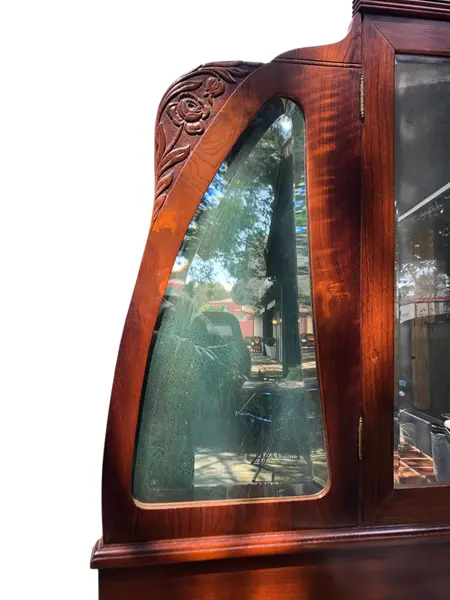 Foto de um(a) ​Penteadeira clássica com 3 espelhos articulados, espelho original em cristal bisotê e mármore no centro Ótimo estado de conservação!, da categoria de Penteadeiras. Penteadeira clássica com 3 espelhos articulados, espelho original em cristal bisotê e mármore no centro; Ótimo estado de... Mostrado de uma perspectiva diferente. Vendido no marketplace Trésors.