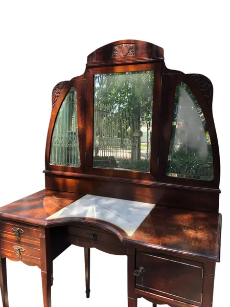 Foto de um(a) ​Penteadeira clássica com 3 espelhos articulados, espelho original em cristal bisotê e mármore no centro Ótimo estado de conservação!, da categoria de Penteadeiras. Penteadeira clássica com 3 espelhos articulados, espelho original em cristal bisotê e mármore no centro; Ótimo estado de... Mostrado de uma perspectiva diferente. Vendido no marketplace Trésors.
