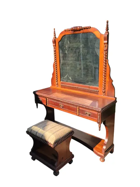 Foto de um(a) Magnífica Penteadeira em Imbuia maciça com 3 gavetas, puxadores em bronze e espelhos bisotê, acompanha banqueta original, da categoria de Penteadeiras. Penteadeira antiga em madeira de lei maciça, espelho em cristal original (com leves marcas do tempo) com fortes... Vendido no marketplace Trésors.