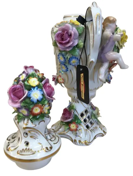 Foto de um(a) Ânfora em Porcelana Von Schierholz déc 50, da categoria de Vasos. Ânfora em porcelana Von Schierholz déc 50 R$2.290 27cm A15cm L9cm P. Mostrado de uma perspectiva diferente. Vendido no marketplace Trésors.