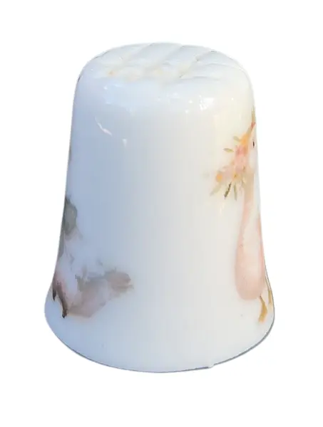 Foto de um(a) Dedal de Coleção em Porcelana Decorada – Estampa Patinhos com Laço, da categoria de Outros colecionáveis. Esta peça apresenta um acabamento vitrificado impecável e uma decoração romântica em estilo vintage. A estampa detalha... Mostrado de uma perspectiva diferente. Vendido no marketplace Trésors.