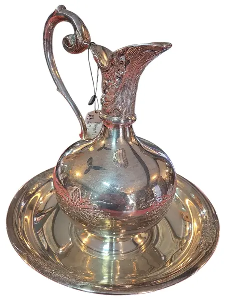 Foto de um(a) Gomil em Prata 90 - Estilo Clássico, da categoria de Acessórios para banheiro. Este magnífico conjunto de gomil e bacia em prata 90 é uma peça decorativa clássica que evoca o requinte das antigas salas... Mostrado de uma perspectiva diferente. Vendido no marketplace Trésors.