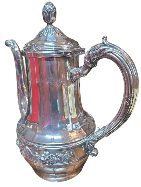 Foto de um(a) Antiga Cafeteira em Prata 90, da categoria de Bules. Requintada cafeteira de mesa, fabricada em metal de alta qualidade com banho de prata 90 espessada. Uma peça que une... Mostrado de uma perspectiva diferente. Vendido no marketplace Trésors.