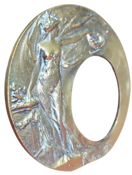 Foto de um(a) Porta-Retrato de Bronze: Elegância Atemporal, da categoria de Porta retratos. Diferente das molduras comuns, o porta-retrato de bronze é uma peça de alta durabilidade e peso, que traz um ar de... Mostrado de uma perspectiva diferente. Vendido no marketplace Trésors.