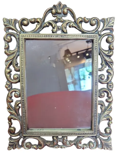 Foto de um(a) Espelho de Mesa com Moldura em Bronze, da categoria de Espelhos. Este elegante espelho de mesa é uma peça de destaque que combina funcionalidade com um design artístico sofisticado.... Vendido no marketplace Trésors.