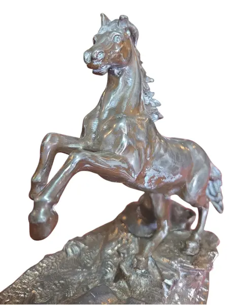 Foto de um(a) Tinteiro de Mesa Monumental: Escultura de Cavalo em Prata 90, da categoria de Escultura. Uma peça rara que une funcionalidade e arte escultural. Este tinteiro de mesa é encimado por uma figura de cavalo... Mostrado de uma perspectiva diferente. Vendido no marketplace Trésors.