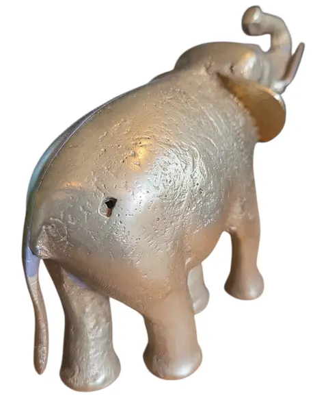 Foto de um(a) Elefante da Fortuna: Escultura em Bronze com Tromba Elevada, da categoria de Escultura. Esta imponente escultura em bronze representa o elefante em sua forma mais auspiciosa: com a tromba erguida, simbolizando a... Mostrado de uma perspectiva diferente. Vendido no marketplace Trésors.