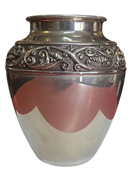 Foto de um(a) Vaso Artístico de Coleção – Banho de Prata 90 com Ornamentação em Relevo, da categoria de Vasos. Esta peça é um exemplar magnífico de prataria decorativa, apresentando um banho de Prata 90 de alta qualidade que confere um... Vendido no marketplace Trésors.