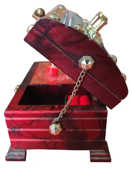 Foto de um(a) Caixa de Música Baú, da categoria de Cestos e Caixas. Onde as memórias são guardadas. Esta caixa de música, esculpida no clássico formato de baú, é um convite à nostalgia. Com... Mostrado de uma perspectiva diferente. Vendido no marketplace Trésors.