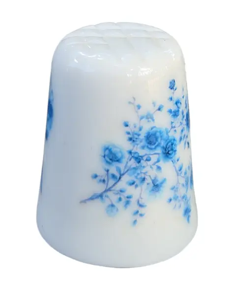 Foto de um(a) Dedal de Coleção em Porcelana – Florais e Laço Azul Estilo Português, da categoria de Outros colecionáveis. Esta peça destaca-se pela delicadeza de seus detalhes decorativos: de um lado, um rico arranjo de mini flores em tons de... Mostrado de uma perspectiva diferente. Vendido no marketplace Trésors.