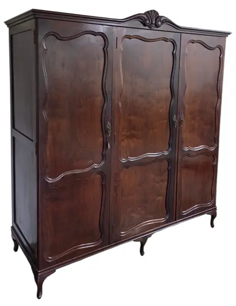 Foto de um(a) Guarda Roupa 3 Portas Chippandale em Imbuia, da categoria de Armários e Guarda Roupas. Mostrado de uma perspectiva diferente. Vendido no marketplace Trésors.