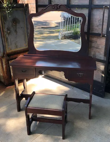 Foto de um(a) Penteadeira colonial em imbuia maciça, da categoria de Penteadeiras. Linda penteadeira colonial em imbuia maciça com banquinho. Mostrado de uma perspectiva diferente. Vendido no marketplace Trésors.