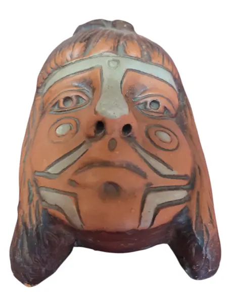Foto de um(a) Máscara Decorativa em Cerâmica – Estilo Indígena, da categoria de Escultura. Bela máscara decorativa confeccionada em cerâmica (terracota). Peça com detalhes entalhados e pintura artesanal, ideal para... Mostrado de uma perspectiva diferente. Vendido no marketplace Trésors.