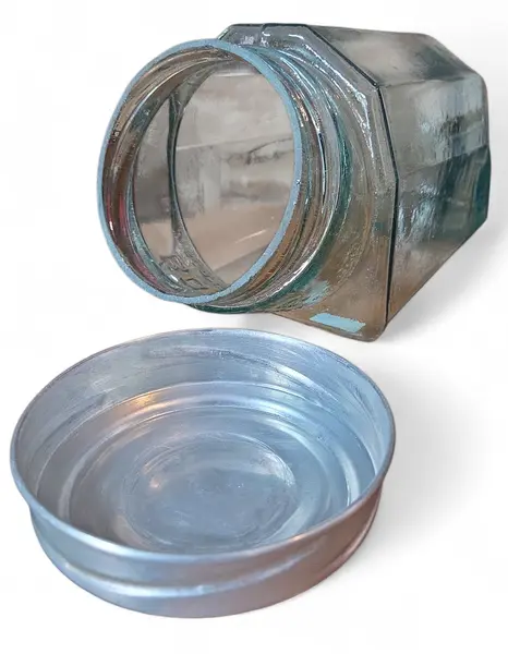 Foto de um(a) Baleiro de Vidro, da categoria de Garrafas, potes e jarros. Resgate as memórias da infância com este baleiro clássico. Com design transparente que valoriza as cores dos doces, ele é... Mostrado de uma perspectiva diferente. Vendido no marketplace Trésors.