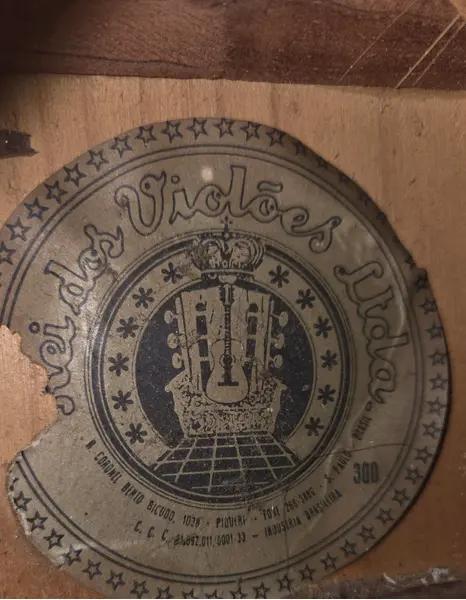 Foto de um(a) Bandolim Antigo Anos 60, da categoria de Instrumentos musicais. Se você busca o timbre doce e percussivo que define as gravações clássicas dos anos 60, este instrumento é uma oportunidade... Mostrado de uma perspectiva diferente. Vendido no marketplace Trésors.