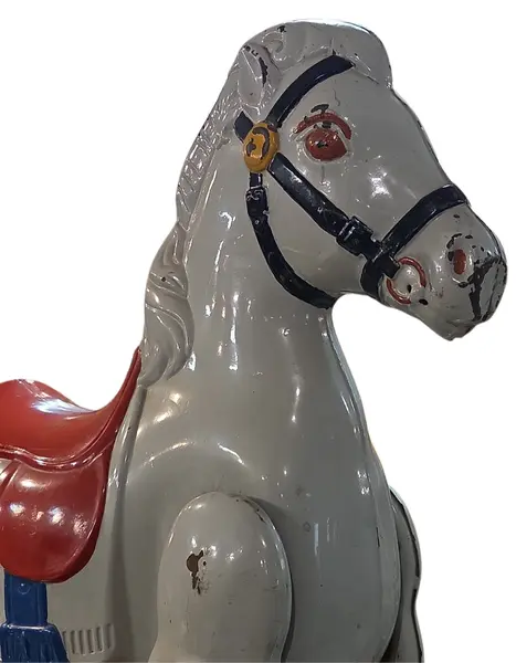 Foto de um(a) Raro Cavalinho Inglês Mobo Bronco – Original Década de 40, da categoria de Triciclos e pedalinhos. Uma Relíquia Autêntica do Brinquedo Britânico do Pós-Guerra. Apresentamos este magnífico cavalinho de balanço de metal da... Mostrado de uma perspectiva diferente. Vendido no marketplace Trésors.