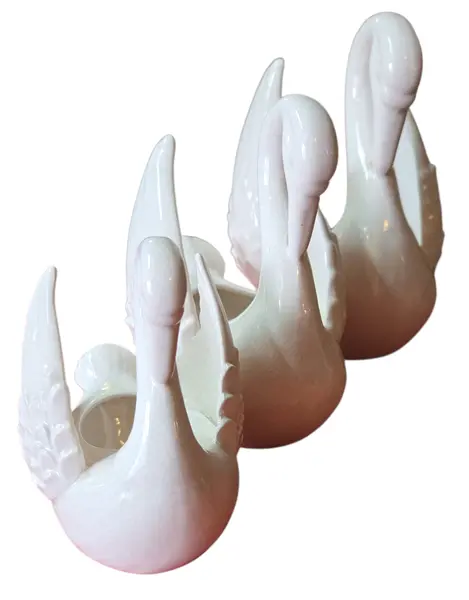 Foto de um(a) Trio de Cachepots Cisnes em Porcelana Branca Esmaltada - Luxo e Sofisticação, da categoria de Cachepot. Adicione um toque de serenidade e elegância clássica ao seu ambiente com este magnífico trio de cachepots em formato de... Mostrado de uma perspectiva diferente. Vendido no marketplace Trésors.