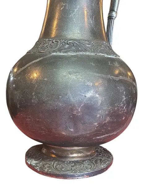 Foto de um(a) Rara Jarra em Estanho Século XIX - Decoração Europeia Antiga, da categoria de Jarros. Relíquia em Estanho do Século XIX Esta imponente jarra em estanho é um exemplar autêntico do século XIX, apresentando o... Mostrado de uma perspectiva diferente. Vendido no marketplace Trésors.