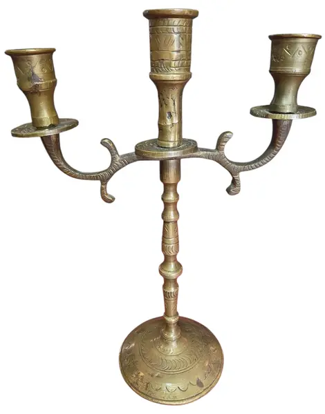 Foto de um(a) Antigo Castiçal Candelabro 3 Velas em Bronze Maciço, da categoria de Castiçais. Candelabro vintage de 3 braços em bronze maciço, uma peça autêntica com a beleza da passagem do tempo visível na sua pátina... Mostrado de uma perspectiva diferente. Vendido no marketplace Trésors.