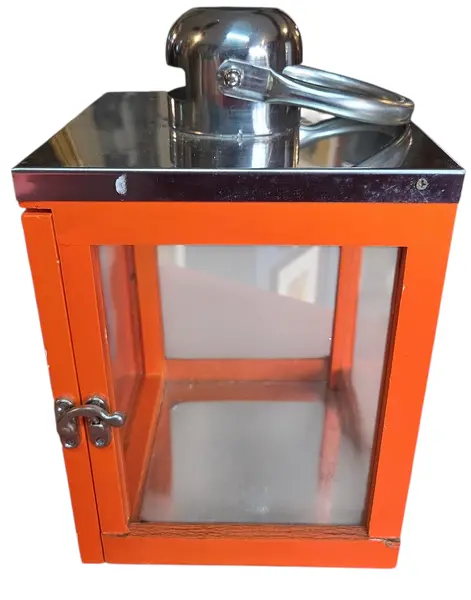 Foto de um(a) Pequena Lanterna Decorativa Porta-Velas em Madeira Laranja e Aço Inox, da categoria de Sinalizadores. Adicione um toque de sofisticação e cor ao seu ambiente com esta belíssima Lanterna Decorativa. Unindo a robustez da madeira... Mostrado de uma perspectiva diferente. Vendido no marketplace Trésors.