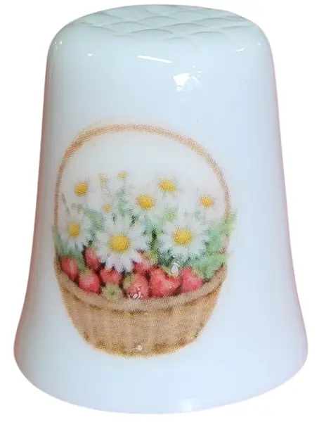 Foto de um(a) Dedal em Porcelana Decorado - Chaleira e Cesta de Frutas - Colecionável, da categoria de Outros colecionáveis. Esta peça combina a delicadeza da porcelana com estampas detalhadas em cores quentes, sendo um item indispensável para... Mostrado de uma perspectiva diferente. Vendido no marketplace Trésors.