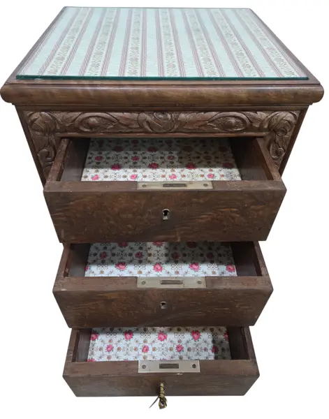 Foto de um(a) Mesa de Cabeceira Antiga em Madeira Nobre com Entalhes Florais e Tampo de Vidro, da categoria de Cabeceiras. Exclusiva Mesa de Cabeceira Clássica com Ricos Entalhes e Acabamento em Madeira NobreUma peça de extrema elegância e... Mostrado de uma perspectiva diferente. Vendido no marketplace Trésors.