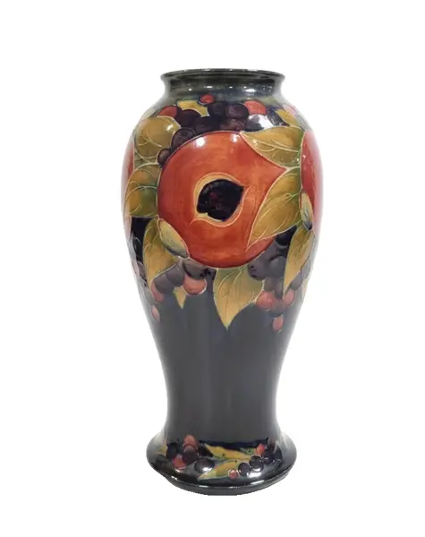 Foto de um(a) Vaso Inglês 1920 – William Moorcroft, da categoria de Vasos. Excepcional vaso inglês da década de 1920, produzido pelo renomado ceramista William Moorcroft, um dos grandes nomes da... Vendido no marketplace Trésors.