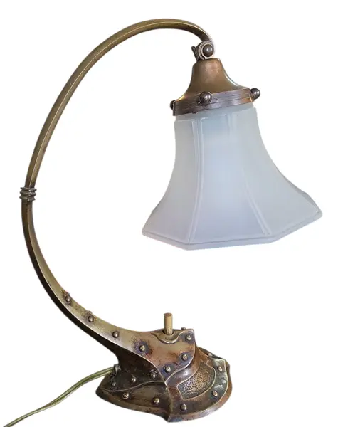 Foto de um(a) Abajur Antigo de Mesa Estilo Art Déco e Industrial em Latão e Bronze – Cúpula Sextavada em Vidro Acetinado, da categoria de Abajures. Magnífico abajur de mesa original de época, Uma peça de colecionador que une robustez industrial e elegância decorativa. Mostrado de uma perspectiva diferente. Vendido no marketplace Trésors.