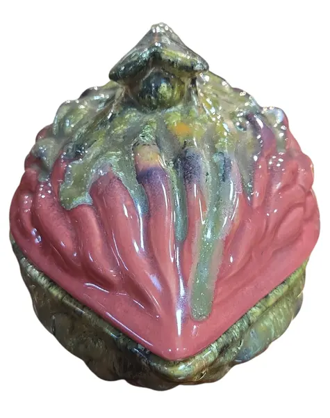 Foto de um(a) Antiga Bomboniere Cerâmica Weiss – Formato de Noz com Inseto, da categoria de Garrafas, potes e jarros. Rara e excêntrica bomboniere em cerâmica esmaltada, produzida pela renomada Cerâmica Weiss. Uma peça de colecionismo que... Mostrado de uma perspectiva diferente. Vendido no marketplace Trésors.