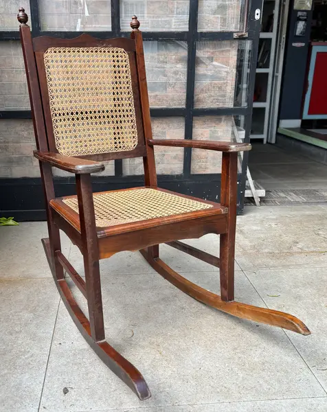 Foto de um(a) Cadeira de Balanço Colonial, da categoria de Bancos. Clássica cadeira de balanço colonial em imbuia e palhinha natural! Excelente estado de conservação!. Mostrado de uma perspectiva diferente. Vendido no marketplace Trésors.