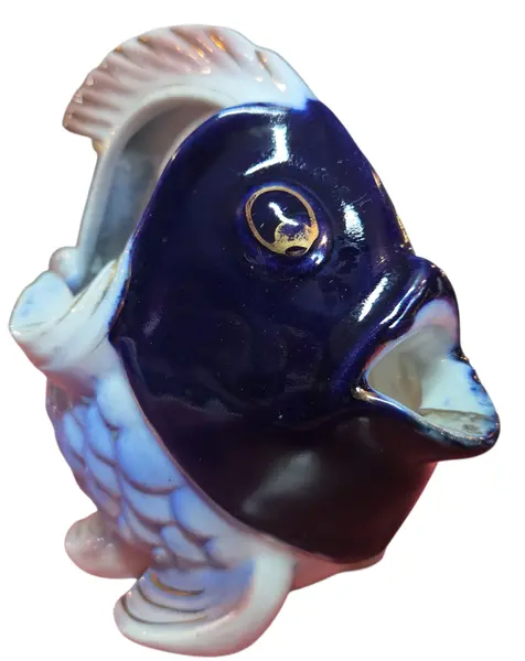 Foto de um(a) Cinzeiro de Porcelana - Peixe, da categoria de Cinzeiros. Charme oceânico à sua mesa. Este cinzeiro em porcelana vitrificada combina funcionalidade com um design figurativo... Mostrado de uma perspectiva diferente. Vendido no marketplace Trésors.