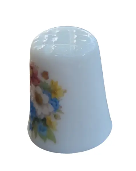 Foto de um(a) Dedal de Coleção em Porcelana – Buquê de Flores e Borboletas, da categoria de Outros colecionáveis. Este dedal em porcelana é uma peça clássica e vibrante, ideal para quem busca itens com temática de natureza e jardim. A... Mostrado de uma perspectiva diferente. Vendido no marketplace Trésors.