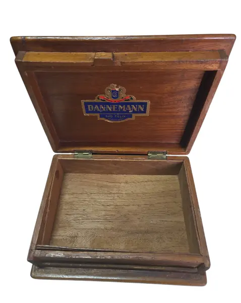 Foto de um(a) Antiga Caixa de Charutos Dannemann – São Félix, Bahia (Relíquia), da categoria de Caixas e estojos para charutos. Um item indispensável para colecionadores e apreciadores da cultura do tabaco. Esta caixa original da Companhia de Charutos... Mostrado de uma perspectiva diferente. Vendido no marketplace Trésors.