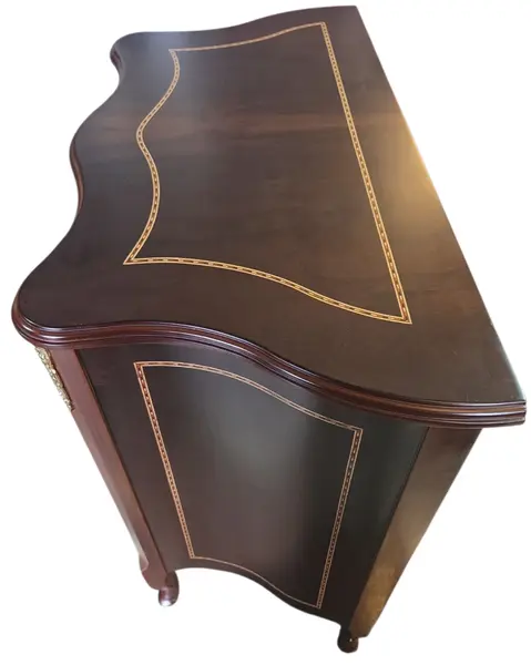 Foto de um(a) Cômoda com Marchetaria e Bronze, da categoria de Cômodas e Sapateira. Elegância Clássica e Sofisticação para o seu AmbienteExclusiva cômoda balcão de apoio em estilo clássico europeu (Bombê),... Mostrado de uma perspectiva diferente. Vendido no marketplace Trésors.