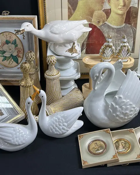 Foto de um(a) Par de Cisnes em Porcelana, da categoria de Modelos e estatuetas. Belíssimo par de cisnes em porcelana esmaltação fina de alta qualidade. Na cor branca e detalhes em preto e amarelo. Item... Mostrado de uma perspectiva diferente. Vendido no marketplace Trésors.