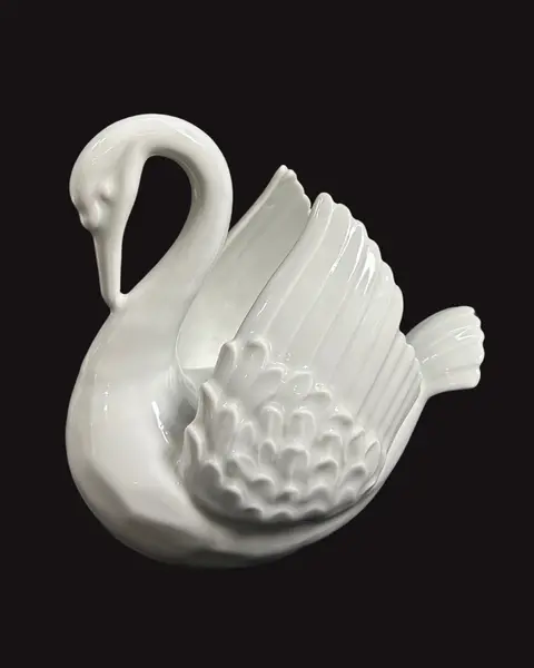 Foto de um(a) Cisne Cachepô em Porcelana, da categoria de Cachepot. Cisne em Porcelana branca, peça fantástica e em perfeito estado, esmaltação impecável, pode ser usado como centro de mesa,... Mostrado de uma perspectiva diferente. Vendido no marketplace Trésors.