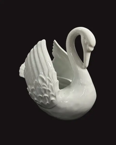 Foto de um(a) Cisne Cachepô em Porcelana, da categoria de Cachepot. Cisne em Porcelana branca, peça fantástica e em perfeito estado, esmaltação impecável, pode ser usado como centro de mesa,... Mostrado de uma perspectiva diferente. Vendido no marketplace Trésors.
