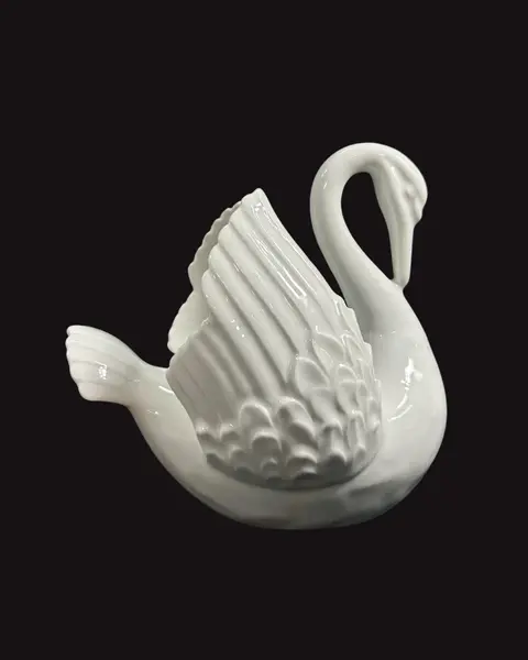 Foto de um(a) Cisne Cachepô em Porcelana, da categoria de Cachepot. Cisne em Porcelana branca, peça fantástica e em perfeito estado, esmaltação impecável, pode ser usado como centro de mesa,... Mostrado de uma perspectiva diferente. Vendido no marketplace Trésors.