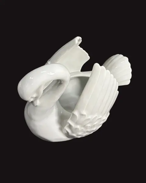 Foto de um(a) Cisne Cachepô em Porcelana, da categoria de Cachepot. Cisne em Porcelana branca, peça fantástica e em perfeito estado, esmaltação impecável, pode ser usado como centro de mesa,... Mostrado de uma perspectiva diferente. Vendido no marketplace Trésors.