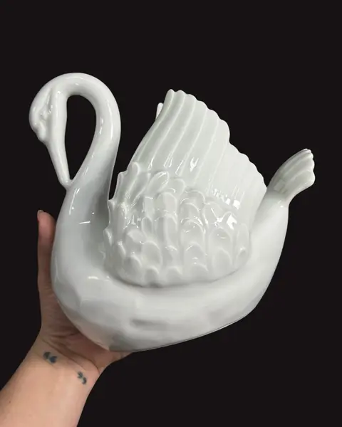 Foto de um(a) Cisne Cachepô em Porcelana, da categoria de Cachepot. Cisne em Porcelana branca, peça fantástica e em perfeito estado, esmaltação impecável, pode ser usado como centro de mesa,... Mostrado de uma perspectiva diferente. Vendido no marketplace Trésors.