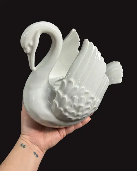 Foto de um(a) Cisne Cachepô em Porcelana, da categoria de Cachepot. Cisne em Porcelana branca, peça fantástica e em perfeito estado, esmaltação impecável, pode ser usado como centro de mesa,... Mostrado de uma perspectiva diferente. Vendido no marketplace Trésors.