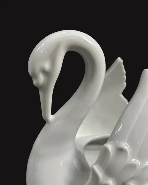 Foto de um(a) Cisne Cachepô em Porcelana, da categoria de Cachepot. Cisne em Porcelana branca, peça fantástica e em perfeito estado, esmaltação impecável, pode ser usado como centro de mesa,... Mostrado de uma perspectiva diferente. Vendido no marketplace Trésors.