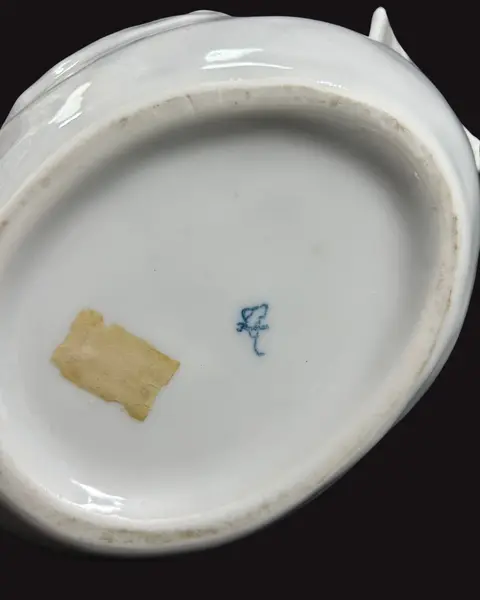 Foto de um(a) Cisne Cachepô em Porcelana, da categoria de Cachepot. Cisne em Porcelana branca, peça fantástica e em perfeito estado, esmaltação impecável, pode ser usado como centro de mesa,... Mostrado de uma perspectiva diferente. Vendido no marketplace Trésors.
