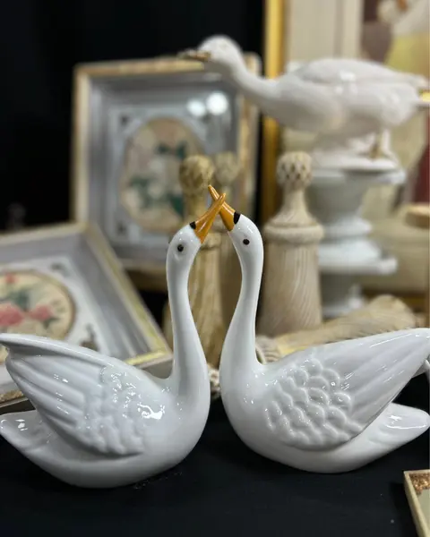 Foto de um(a) Par de Cisnes em Porcelana, da categoria de Modelos e estatuetas. Belíssimo par de cisnes em porcelana esmaltação fina de alta qualidade. Na cor branca e detalhes em preto e amarelo. Item... Mostrado de uma perspectiva diferente. Vendido no marketplace Trésors.