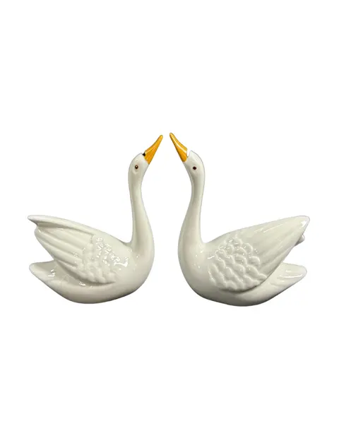 Foto de um(a) Par de Cisnes em Porcelana, da categoria de Modelos e estatuetas. Belíssimo par de cisnes em porcelana esmaltação fina de alta qualidade. Na cor branca e detalhes em preto e amarelo. Item... Vendido no marketplace Trésors.