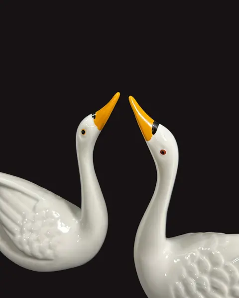 Foto de um(a) Par de Cisnes em Porcelana, da categoria de Modelos e estatuetas. Belíssimo par de cisnes em porcelana esmaltação fina de alta qualidade. Na cor branca e detalhes em preto e amarelo. Item... Mostrado de uma perspectiva diferente. Vendido no marketplace Trésors.