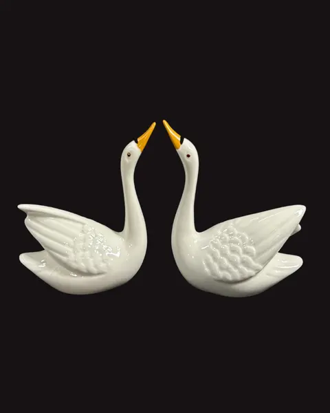 Foto de um(a) Par de Cisnes em Porcelana, da categoria de Modelos e estatuetas. Belíssimo par de cisnes em porcelana esmaltação fina de alta qualidade. Na cor branca e detalhes em preto e amarelo. Item... Mostrado de uma perspectiva diferente. Vendido no marketplace Trésors.