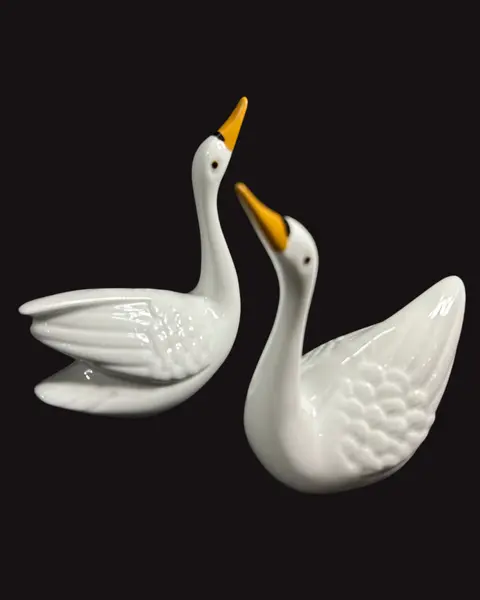Foto de um(a) Par de Cisnes em Porcelana, da categoria de Modelos e estatuetas. Belíssimo par de cisnes em porcelana esmaltação fina de alta qualidade. Na cor branca e detalhes em preto e amarelo. Item... Mostrado de uma perspectiva diferente. Vendido no marketplace Trésors.