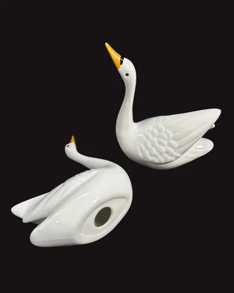 Foto de um(a) Par de Cisnes em Porcelana, da categoria de Modelos e estatuetas. Belíssimo par de cisnes em porcelana esmaltação fina de alta qualidade. Na cor branca e detalhes em preto e amarelo. Item... Mostrado de uma perspectiva diferente. Vendido no marketplace Trésors.