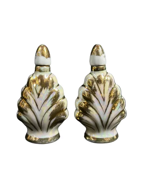 Foto de um(a) Par de Perfumeiros em Porcelana, da categoria de Garrafas, potes e jarros. Par de perfumeiros vintage em porcelana branca, esmaltação furta cor e filetes em ouro. Itens altamente colecionáveis e... Vendido no marketplace Trésors.
